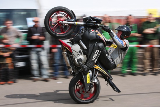 Bild "Lösungen:Motor_cycle_stunt.jpg"